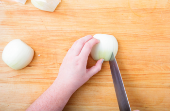 How to cut an onion?
